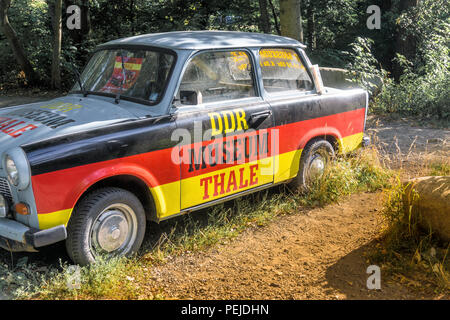 L'arabette, Saxe-Anhalt, Allemagne, le 12 juillet 2018 : vieux laid sale avec Trabant rouge-noir-or peinture comme publicité pour le Musée de la RDA Thale. Banque D'Images