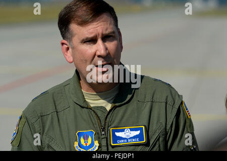 U.S. Air Force, le général Christopher Bence, 3e et 17e de la Force aérienne La Force aérienne expéditionnaire vice-commandant, prend la parole lors d'une conférence de presse sur la piste à la base aérienne de Lask, Pologne, le 31 août 2015. L'examiné le premier F-22 déploiement de la formation à l'Europe et est financé par l'Initiative de l'assurance, qui est destiné à accroître la capacité, l'état de préparation et la réactivité des forces de l'OTAN en partie par la force de rotation de financement présence en Europe de l'Est. (U.S. Photo de l'Armée de l'air par le sergent. Joe W. McFadden/libérés) Banque D'Images