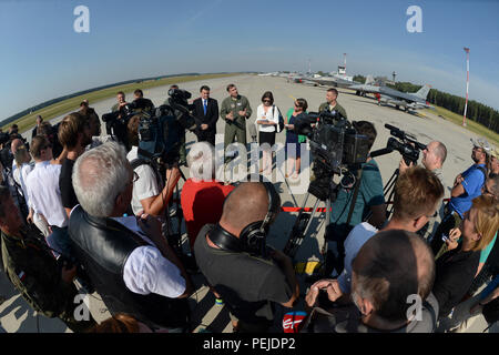 U.S. Air Force, le général Christopher Bence, 3e et 17e de la Force aérienne La Force aérienne expéditionnaire vice-commandant, prend la parole lors d'une conférence de presse sur la piste à la base aérienne de Lask, Pologne, le 31 août 2015. Le général a répondu aux questions des journalistes à propos de l'US Air Force inaugurale F-22 Raptor déploiement formation en Europe dans le cadre de l'Initiative européenne de l'assurance. L'aéronef effectuera l'entraînement aérien avec d'autres aéronefs basé en Europe et de l'avant déploiement à partir de la Base Aérienne de Spangdahlem, en Allemagne, afin de maximiser les possibilités de formation tout en démontrant l'engagement des États-Unis à l'OTAN et la sécurité Banque D'Images