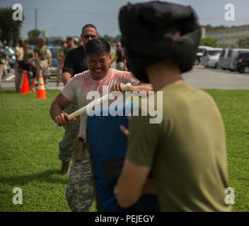 Le sergent-major de l'armée. Nho T. Nguyen passe par le cours d'évaluation du rendement de pulvérisation OC sur Camp Hansen, Okinawa, Japon, le 27 août, 2015. Durant ce cours, les étudiants sont pulvérisés avec OC avant d'exécuter à travers un circuit de simulation d'attaquants. Ce cours fait partie d'OC les armes non létales instructeur, qui est seulement offert une fois par année à tous les membres du service d'Okinawa. Nguyen, de Huntington Beach, Californie, est un policier militaire avec la 247e Détachement de la Police militaire, et auront l'obligation de garantie des armes non létales formateur à la fin du cours. (U.S. Marine Banque D'Images
