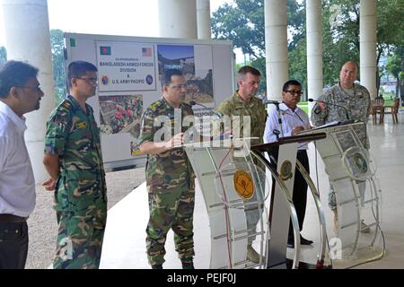 (De gauche à droite) Le brigadier. Le général Azazul bar Chowdhury, directeur général des opérations et des plans, le général australien, le Major-général Gregory C. Bilton, U.S. Army Pacific Commandant général adjoint, M. Md Mohsin, Ministère de la gestion des catastrophes et de secours Co-secrétaire, le colonel Todd Farmer, chef de délégation pour l'Expansion économique régionale et Officier de logistique commune pour la garde nationale de l'Oregon, répondre aux questions des médias locaux et internationaux au cours d'un point de presse à la résistance pacifique Bangladesh 2015 Exercice d'intervention en cas de catastrophe et d'échange, le 30 août, à Dhaka, au Bangladesh. L'exercice se déroule du 30 août t Banque D'Images