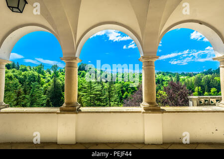 Vue panoramique au printemps dans la région de Zagorje, château Trakoscan. Banque D'Images