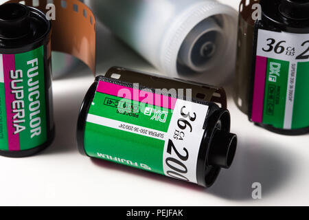 Fujifilm Superia 200 rouleaux de 35mm rouleau de film négatif couleur en boîtes Banque D'Images