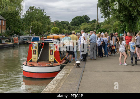 File d'attente des visiteurs à bord du grand classique 'Charlie' pour un voyage sur le canal, Stoke Bruerne, Northamptonshire, Angleterre Banque D'Images