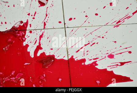 Sang rouge splash sur plancher de tuiles Banque D'Images