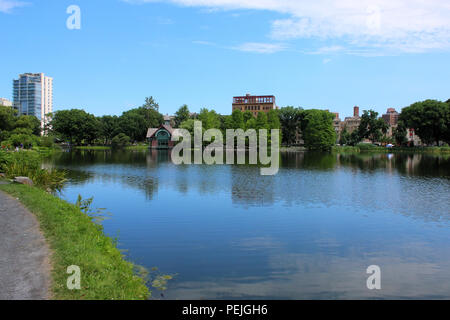 Vue nord-ouest Harlem Meer o dans le Nord de Central Park, à Manhattan le 4 juillet 2017 à New York, USA. Banque D'Images