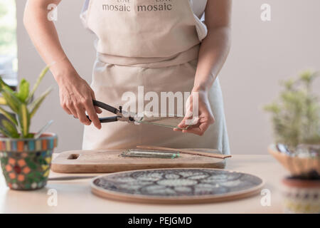 Feuilles à découper l'artiste du vitrail en petits carrés de mosaïque. Close-up Banque D'Images