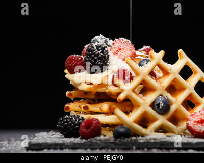 Photo de gaufrettes belges aux fruits rouges Banque D'Images