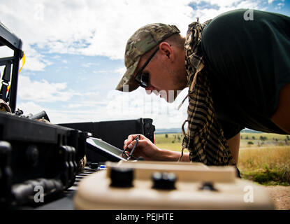 Le s.. Leland Hastings, 919th Special Operations Forces de l'Escadron, surveille le corbeau-B, un de quatre par quatre pieds de véhicule aérien, au moyen d'un ordinateur portable au Camp Guernesey, Wyo., le 4 août. Le 919th a SOSFS la SAMU à démontrer ses capacités à d'autres unités des forces de sécurité impliqués dans un grand champ d'entraînement au camp. Le corbeau-B a la capacité de prendre des photos, de la vidéo dans la journée ou de la nuit, et même désigner des endroits à l'aide d'un laser infrarouge. Il fournit également les coordonnées, azimuts, magnétique et distances linéaires créer une vue de carte topographique. (U.S. Air Fo Banque D'Images