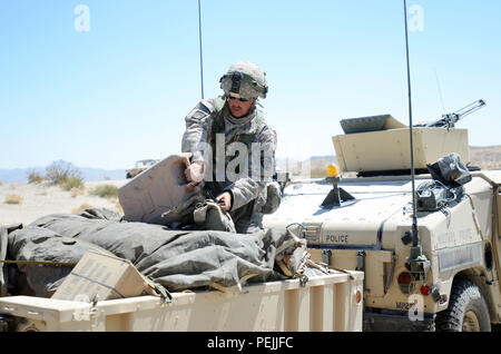 Le sergent de la Garde nationale de l'Armée de l'Oregon. Arom Schultz, un soldat de la police militaire avec la Compagnie de la Police militaire de 1186, alors que la formation de l'eau ses recharges en 111 degrés de chaleur dans le désert de Mojave, au Centre National d'entraînement (NTC), Fort Irwin, en Californie, le 23 août. Schultz, avec 5 200 autres de la Garde nationale, réserver et les soldats de l'armée en service actif avec des unités de 10 membres, a appuyé la 116e Brigade Combat Team de cavalerie, dont le siège social est situé à Boise, Idaho, avec le premier entraînement force contre force la Garde nationale a participé depuis le début de l'opération Enduring Freedom. (Photo de 1er Sgt. Kevin H Banque D'Images