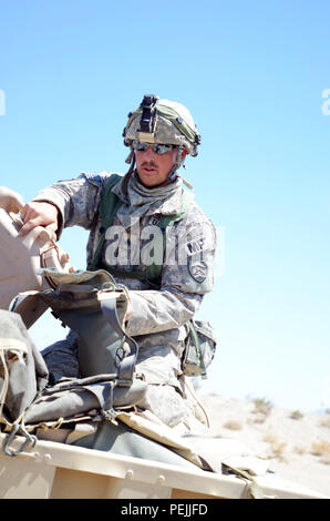 Le sergent de la Garde nationale de l'Armée de l'Oregon. Arom Schultz, un soldat de la police militaire avec la Compagnie de la Police militaire de 1186, alors que la formation de l'eau ses recharges en 111 degrés de chaleur dans le désert de Mojave, au Centre National d'entraînement (NTC), Fort Irwin, en Californie, le 23 août. Schultz, avec 5 200 autres de la Garde nationale, réserver et les soldats de l'armée en service actif avec des unités de 10 membres, a appuyé la 116e Brigade Combat Team de cavalerie, dont le siège social est situé à Boise, Idaho, avec le premier entraînement force contre force la Garde nationale a participé depuis le début de l'opération Enduring Freedom. (Photo de 1er Sgt. Kevin H Banque D'Images