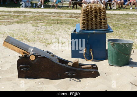 Le personnel de la Garde côtière de la Station Indian River a effectué une démonstration de canon lyle à la Station historique de sauvetage d'Indian River à Rehoboth Beach, Delaware, le 29 août 2015. La station, créée en 1876 par le United States Life-Saving Service, illustre les méthodes historiques de sauvetage maritime. L’exercice met en évidence l’utilisation de canons lyle pour lancer des lignes de sauvetage sur les navires en détresse, mettant l’accent sur les techniques traditionnelles de sauvetage et les connaissances opérationnelles pour les missions modernes de la Garde côtière. Banque D'Images