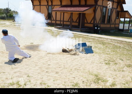 Les membres de la Garde côtière à Indian River Life-Saving Station, Rehoboth Beach, Delaware, effectuent un exercice de tir lyle le 29 août 2015. Fondée en 1876, la station faisait partie du United States Life-Saving Service, conçu pour aider les navires en détresse. La démonstration présente des lignes de sauvetage de lancement, la coordination des équipages, les pratiques de sécurité maritime et les méthodes traditionnelles de sauvetage dans des contextes historiques et modernes. Banque D'Images