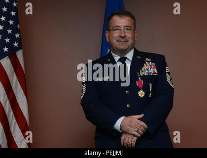 Le sergent-chef en chef. Kevin Peterson, 28e Bomb Wing, commandement en chef aborde les amis, la famille et les autres membres de l'armée pendant sa retraite cérémonie à Ellsworth Air Force Base, S.D., 21 août 2015. Peterson a 30 ans de service a abouti à trois ans à compter de la 28e BW premier. (U.S. Photo de l'Armée de l'air par la Haute Airman Anania Tekurio/libérés) Banque D'Images