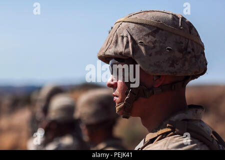 Natif de Las Vegas, lance le Cpl. Kevin West, ingénieur de combat avec la Compagnie B, 1er Bataillon de Génie de Combat, 1 Division de marines, je Marine Expeditionary Force, attend l'ordre de commencer son tir M16-A4 fusil de service pour tester la précision de son fusil optique de jour pendant l'exercice Pioneer Express au Camp Robert, en Californie, le 31 août 2015. L'exercice s'assure que les Marines restent efficaces dans des environnements de plus en plus complexes à travers des formation et évaluation détaillée. (U.S. Marine Corps photo par Lance Cpl. Caitlin Biseau) Banque D'Images