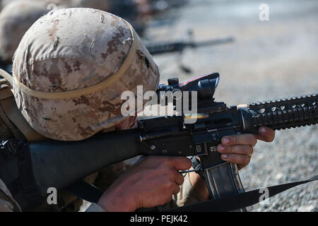 Natif de Las Vegas, lance le Cpl. Kevin West, ingénieur de combat avec la Compagnie B, 1er Bataillon de Génie de Combat, 1 Division de marines, je Marine Expeditionary Force, vérifie l'exactitude de son fusil optique jour en tirant son M16-A4 fusil de service pendant l'exercice Pioneer Express au Camp Robert, en Californie, le 31 août 2015. L'exercice s'assure que les Marines restent efficaces dans des environnements de plus en plus complexes à travers des formation et évaluation détaillée. (U.S. Marine Corps photo par Lance Cpl. Caitlin Biseau) Banque D'Images