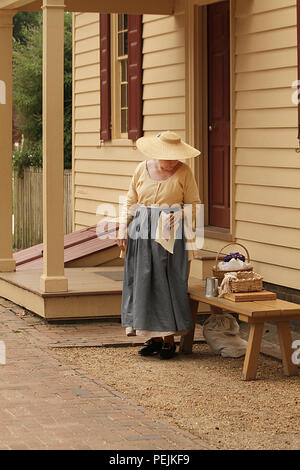 Reenactor femme dans la ville coloniale de Williamsburg, Virginie Banque D'Images