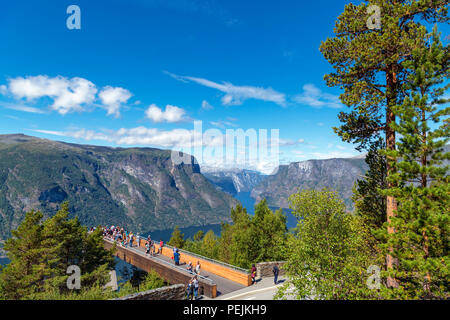 La Norvège fjord. L'Aurlandsfjord Stegastein vue surplombant sur la route de comté 243, Aurlandsfjellet, Aurland, Sogn og Fjordane, Norvège Banque D'Images