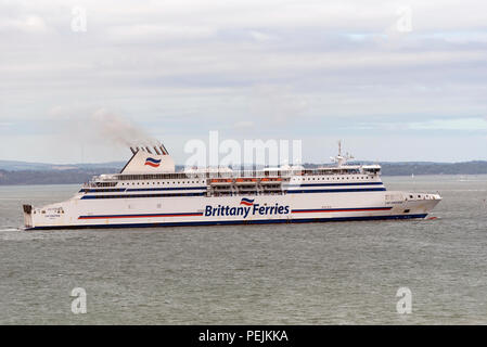 Portsmouth, England, UK 2018. Le Cap Finisterre un ro ro ferry passant le château de Southsea et dans le port de Portsmouth. Banque D'Images