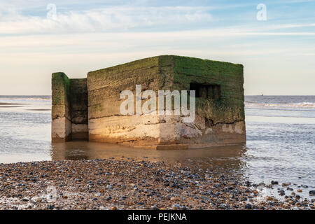 Un vieux bunker sur la plage de Newport, Norfolk, England, UK Banque D'Images