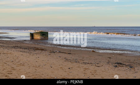 Un vieux bunker sur la plage de Newport, Norfolk, England, UK Banque D'Images