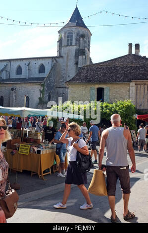 Issigeac marché le dimanche, dans le sud-ouest de la France et classé dans le top dix marchés du dimanche en France. Banque D'Images