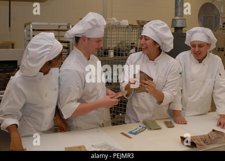 Les chefs d'étudiant de discuter de la façon d'utiliser les composants alimentaires MRE pour préparer un délicieux repas dans une coopérative de conseils de services d'éducation (enseignement professionnel) UCER installation dans Gosen, N.Y., 4 décembre 2015. Les étudiants ont préparé des repas avec les MRE dans le cadre d'un New York de la Garde nationale de l'Armée défi éducatif conçu pour tester leurs compétences et leur permettre de se familiariser avec les carrières de l'armée. Les étudiants sont, de gauche à droite : Brianna Carnegie, un second à Monroe Woodbury High School ; Michael Granucci seats, un second à Goshen High School ; Jocelyn Gavilanez, un second à Chester High School ; et Blake, un second à Minisink Valley High S Banque D'Images