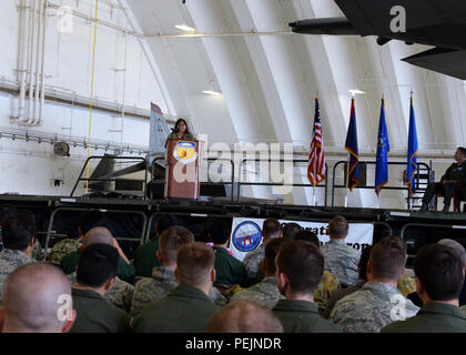 Carlotta Leon Guerrero, ancien sénateur de Guam, parle à un public au cours de l'Opération Goutte de Noël cérémonie push, le 8 décembre 2015, à la base aérienne d'Andersen, Guam. Les membres militaires de la 36e Escadre, 374e Airlift Wing 734e Escadron de transport et de mobilité, Japan Air Self-Defense Force et de la Royal Australian Air Force se sont réunis à l'occasion de la journée d'ouverture. Noël 2015 opération Drop est le tout premier événement de formation trilatéral qui comprend d'autres soutien aérien de la JASDF RAAF et équipages de C-130. (U.S. Air Force photo/ Senior Airman Cierra Presentado) Banque D'Images