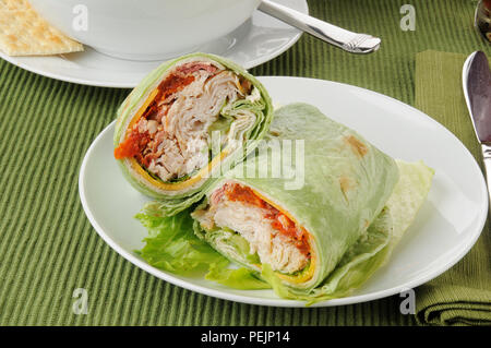 La dinde ou le poulet wraps avec laitue, fromage et sauce pesto Banque D'Images