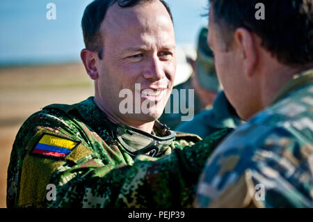 Le Capitaine colombien Juan De Valdenebro, un saut dans le commandement des opérations spéciales des Colombiens, les broches de la sauter les ailes sur un parachutiste participant à la 18e conférence annuelle de Randy Oler Opération Memorial Toy Drop à Fort Bragg, N.C., 7 décembre 2015. Jouet opération Drop est la plus grande opération aéroportée combiné et permet aux soldats la possibilité d'aider les enfants dans le besoin partout dans le monde reçoivent des jouets pour les fêtes. Banque D'Images