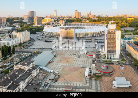 Vue d'en haut stade de football et de square à Kiev. Complexe Sportif Olympysky National Kiev, Blanc Grand Stade avec façades perforés. L'Ukraine, 06 juin, 2 Banque D'Images