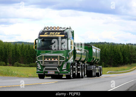 Le camion Volvo FH16 750 personnalisé de moto-Olli Oy transporte des ...