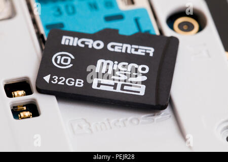 32 Go mémoire micro SD carte retirée de smart phone - USA Banque D'Images