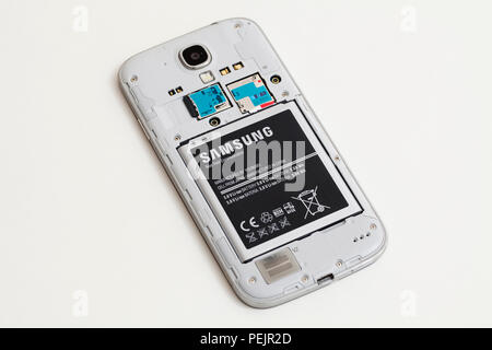 Téléphone mobile Samsung Galaxy avec couvercle retiré, montrant la batterie Samsung - USA Banque D'Images