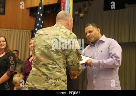 Le major-général Michael Factures, le général commandant de la Division de cavalerie, (à gauche) remet des prix aux bénévoles au cours d'une cérémonie à l'guerrier fantôme, Centre de Fort Hood, au Texas, le 8 décembre. Les volontaires ont été reconnus pour leur service à l'unité qu'ils sont une partie de Fort Hood, ou à la plus grande communauté de Fort Hood local. (U.S. Photo de l'armée par le Sgt. Garett Hernandez, 1re Division de cavalerie (PAO) Parution) Banque D'Images