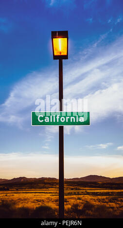 Retro Image filtrée d'un signe de la Californie dans le désert de Mojave au crépuscule Banque D'Images