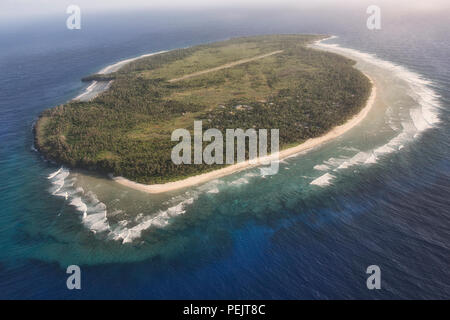 L'image aérienne de l'Île Fais, l'Atoll Ulithi, États fédérés de Micronésie, le 8 décembre 2015. (U.S. Air Force photo par Yasuo Osakabe/libérés) Banque D'Images