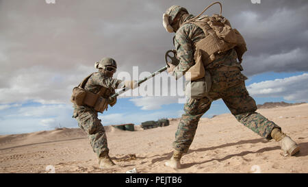 Marines avec batterie, 5e Bataillon, 11e Régiment de Marines tente ventilation pendant l'exercice pieux Chevalier d'acier Marine Corps Air Ground Combat Center Twentynine Palms, Californie, le 12 décembre 2015. La batterie ne M142 Systèmes de fusées d'artillerie à grande mobilité fournir un appui-feu indirect d'autres mouvements d'atteindre leurs objectifs. Chevalier d'acier permet à la Marine et aux marins de fonctionner dans un environnement réaliste pour acquérir des ensembles de compétences nécessaires pour maintenir une masse d'Air Maritime entièrement capable Task Force. Banque D'Images