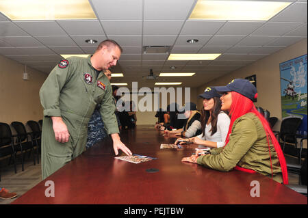 151208-N-RR852-040 JACKSONVILLE, Floride (31 déc. 8, 2015) - chef mécanicien, structurels de l'Aviation jointe à la 'Airwolves" de grève maritime Hélicoptère Escadron (HSM) 40 obtient un autographe de la World Wrestling Entertainment Diva Eva Marie au cours d'une visite à la Station Navale de Mayport (NS). WWE Superstars et Divas visité NS Mayport, Naval Air Station Jacksonville et Naval Submarine Base Kings Bay, dans le cadre de la 13e édition de la WWE hommage aux troupes. (U.S. Photo par marine Spécialiste de la communication de masse Bobby 1ère classe Northnagle/ publié) Banque D'Images