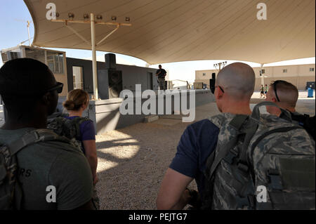 Lors de la Fallen Defenders Ruck to Remember à la base aérienne Al Udeid, Qatar, le 12 décembre 2015, les noms de 12 défenseurs ont été lus à haute voix pour honorer leur sacrifice ultime dans les opérations en Irak et en Afghanistan. Les membres du 379e escadron des forces de sécurité expéditionnaires ont participé à la marche de 12 kilomètres pour reconnaître les collègues tombés au combat, démontrant leur engagement, leur respect et leur souvenir pour les forces de sécurité sous le commandement du CENTCOM et du Département de la Défense. Banque D'Images