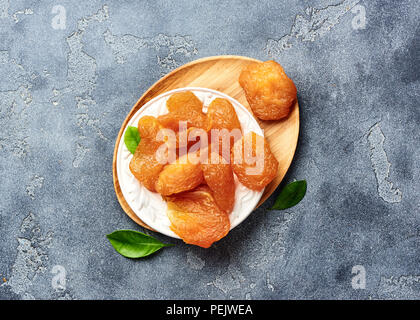 Tranches de poire confite. Fruits secs sur fond gris. Vue d'en haut. Banque D'Images