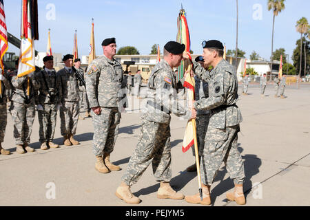 Le général Jeffrey Talley (droite), commandant de l'armée américaine, passe le 79e Soutien Soutien du guidon de commande à nouveau commandant général, le Major-général Mark Palzer, pendant la cérémonie de passation de commandement à la base d'entraînement de forces interarmées, Los Alamitos, Californie, 5 décembre 2015. (U.S. Photo de l'armée par la CPS. Heather Doppke/libérés) Banque D'Images