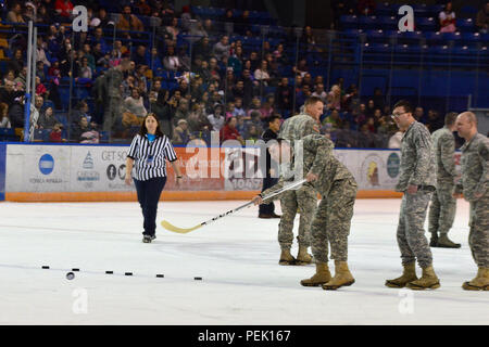 Les concurrents de l'Armée de prendre part à la compétition Best Shot de l'Arctique au cours du premier Défi guerrier de la 21e édition de l'entracte Army Air Force vs match de hockey Samedi, 5 décembre, à l'agence Carlson Center à Fairbanks, en Alaska. (U.S. Photo de l'armée/John Pennell) Banque D'Images