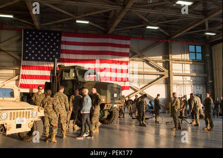 Chris Daughtry, artiste de la musique, des entretiens avec les membres de l'armée américaine stationnés à la base aéronavale de Sigonella, en Italie, le 5 décembre 2015. Dunford est conjoint à l'usage du spectacle comme ils voyage à divers endroits à visiter les membres de service qui sont déployés à partir de la maison pendant les vacances. (DoD photo par D. Myles Cullen/libérés) Banque D'Images