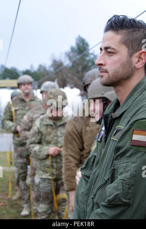 Dutch Jumpmaster Sgt. 1re classe Björn Oehlers attend pour commencer l'entraînement en continu pendant le fonctionnement Toy Drop, Mackall Army Airfield, N.C., 7 décembre 2015. Jouet opération Drop est la plus grande opération aéroportée combiné avec 7 partenaire-nations participantes et des parachutistes permet aux soldats la possibilité d'aider les enfants dans le besoin partout dans le monde reçoivent des jouets pour les fêtes. (U.S. Photo de l'armée par la CPS. Josephine Carlson/libérés) Banque D'Images