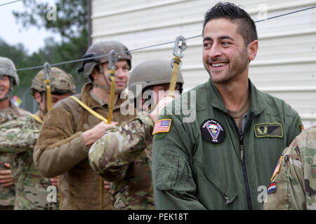 Dutch Jumpmaster Sgt. 1re classe Björn Oehlers mène à l'entraînement en continu pendant le fonctionnement Toy Drop, Mackall Army Airfield, N.C., 7 décembre 2015. Jouet opération Drop est la plus grande opération aéroportée combiné avec 7 partenaire-nations participantes et des parachutistes permet aux soldats la possibilité d'aider les enfants dans le besoin partout dans le monde reçoivent des jouets pour les fêtes. (U.S. Photo de l'armée par la CPS. Josephine Carlson/libérés) Banque D'Images