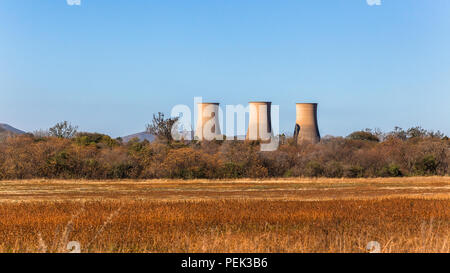 Trois structures de tours de refroidissement fermé fournisseur d'électricité en région rurale. Banque D'Images