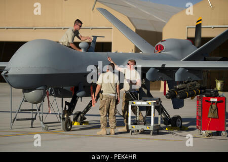 Aviateurs de la 62e Escadron de reconnaissance expéditionnaire préparer un MQ-9 Reaper avec une plage étendue modification pour une sortie à l'aérodrome de Kandahar, Afghanistan, 5 décembre 2015. ER La modification permet de 20 à 40 pour cent du temps de vol supplémentaire dépendant de la charge de l'avion. (U.S. Air Force photo de Tech. Le Sgt. Robert Cloys) Banque D'Images