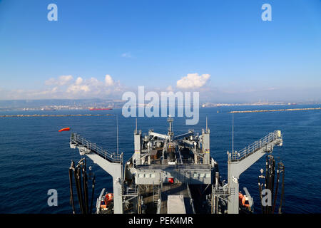 151206-N-ZZ999-001 MER MÉDITERRANÉE (déc. 15, 2015) La commande de transport maritime de marchandises militaires et munitions ship USNS Medgar Evers (T-AKE 13) arrive dans la baie d'Augusta, en Italie pour une visite du port, le 15 décembre 2015. Medgar Evers est l'avant-déployés aux États-Unis 6e domaine de la flotte des opérations à l'appui des intérêts nationaux en matière de sécurité en Europe et en Afrique. (U.S. Photo par Marine Rohn Wallace/libérés) Banque D'Images