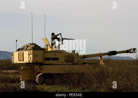 La CPS de l'armée américaine. Kevin Cassidy, originaire de Attleboro, Massachusetts affecté à une batterie, 4e Bataillon, 27e Division d'artillerie de campagne, Artillerie (DIVARTY), 1re Division blindée comme membre d'équipage dans une M109-A6 obusier automoteur Paladin, charge son Browning M2 mitrailleuse de calibre .50 avec vide, pendant la première journée de préparation d'artillerie de la Division (DART) Test de tir à Dona Ana juste à l'extérieur de Fort Bliss, Texas, le 7 décembre 2015. DART est un nouvel exercice de trois jours, qui va déterminer l'état de préparation des unités via FA DIVARTY exercices à tir réel, réagissent au contact, engins explosifs improvisés (IED Banque D'Images